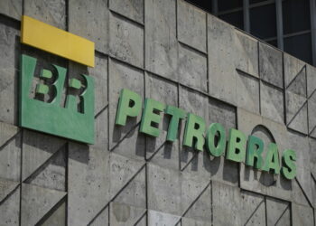 RIO DE JANEIRO, BRAZIL - OCTOBER 15: Petrobras logo outside headquarters building in downtown Rio de Janeiro on October 15, 2021 in Rio de Janeiro, Brazil. President Jair Bolsonaro said on a radio interview on Thursday that he analyses to privatize state-controlled oil company Petrobras that is under pressure to lower fuel prices. On Wednesday, Economy Minister Paulo Guedes had suggested the government could sell part of its controlling stakes within a decade to fund welfare programs. (Photo by Wagner Meier/Getty Images)